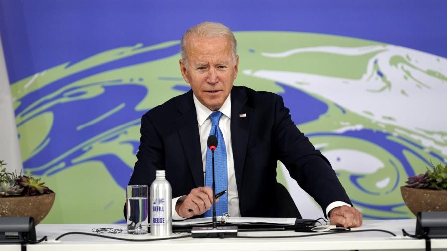 Problemas en casa ensombrecen esfuerzos de Biden en COP26