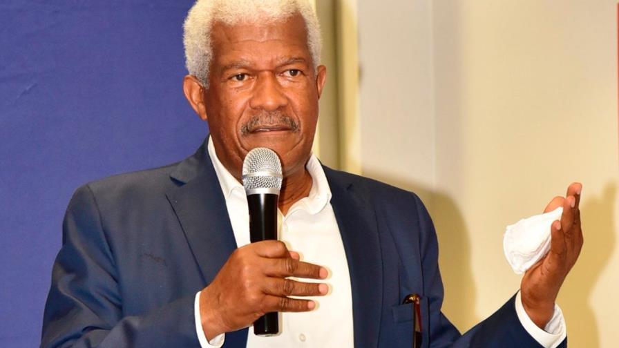 Archibald revela en NY que siguen apareciendo botellas en Dirección de Información y Prensa de la presidencia