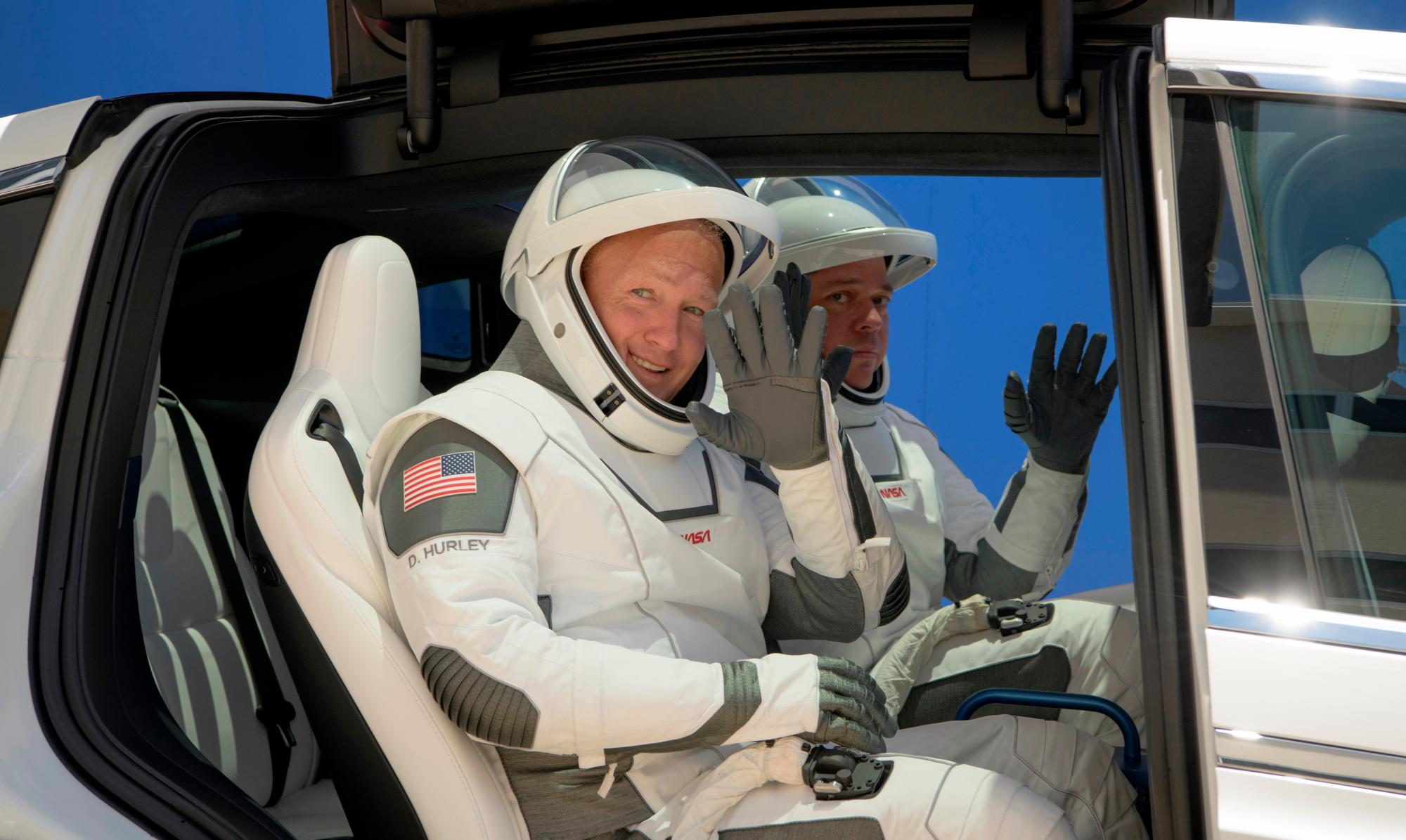 Una foto distribuida por la NASA muestra que los astronautas de la NASA Douglas Hurley, a la izquierda, y Robert Behnken, vestidos con trajes espaciales SpaceX, son vistos cuando salen de las operaciones y verificación de Neil A. Armstrong Edificio para el complejo de lanzamiento 39A durante un ensayo general antes del lanzamiento de la misión Demo-2, en el Centro Espacial Kennedy de la NASA en Florida, EE. UU., 23 de mayo de 2020. La misión SpaceX Demo-2 de la NASA es el primer lanzamiento con astronautas del La nave espacial SpaceX Crew Dragon y el cohete Falcon 9 a la Estación Espacial Internacional como parte del Programa de tripulación comercial de la agencia. El vuelo de prueba sirve como una demostración de extremo a extremo del sistema de transporte de la tripulación de SpaceX. Behnken y Hurley están programados para lanzarse a las 4:33 p.m. EDT el 27 de mayo, desde el complejo de lanzamiento 39A en el Centro Espacial Kennedy. La nueva era del vuelo espacial humano comenzará cuando los astronautas estadounidenses vuelvan a lanzar un cohete estadounidense desde el suelo estadounidense a la órbita terrestre baja por primera vez desde la conclusión del Programa del Transbordador Espacial en 2011. (Estados Unidos) EFE / EPA / NASA / Bill Ingalls 