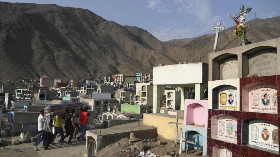 Por el azote del COVID-19 se complican los entierros en Perú