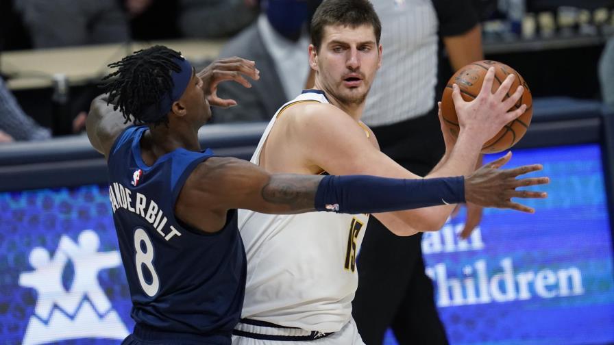 Jokic y Nuggets remontan para superar a Timberwolves