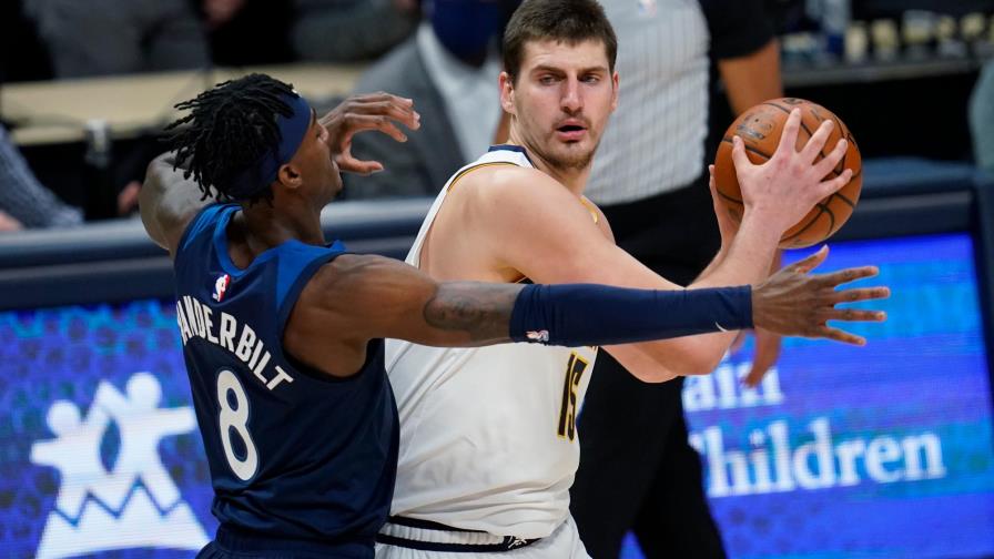 Jokic y Nuggets remontan para superar  a Timberwolves