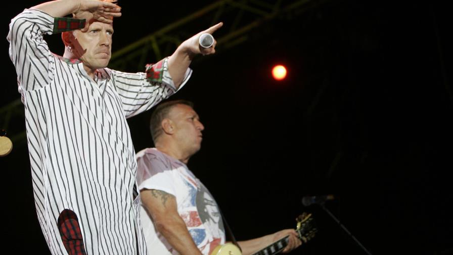 Ex Sex Pistols demandan a Johnny Rotten