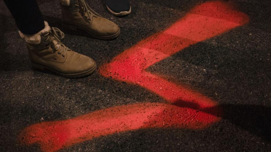 Polonia determinará si símbolo femenino insultó a su bandera