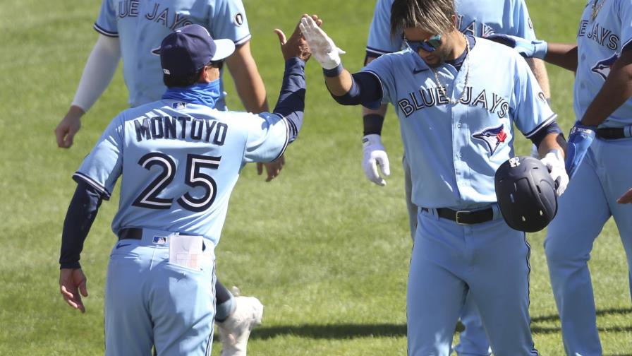 Gurriel brilla y Azulejos barren a Filis en doble cartelera