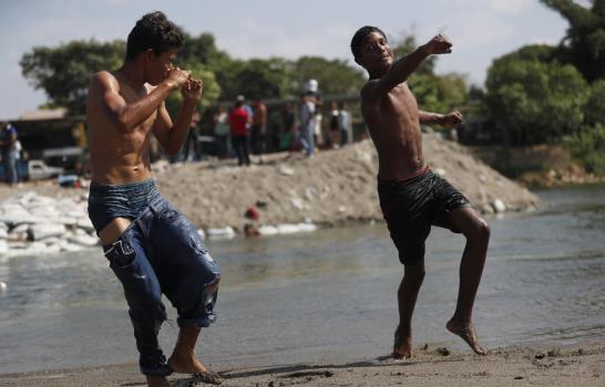 México comienza a regresar a migrantes a Honduras