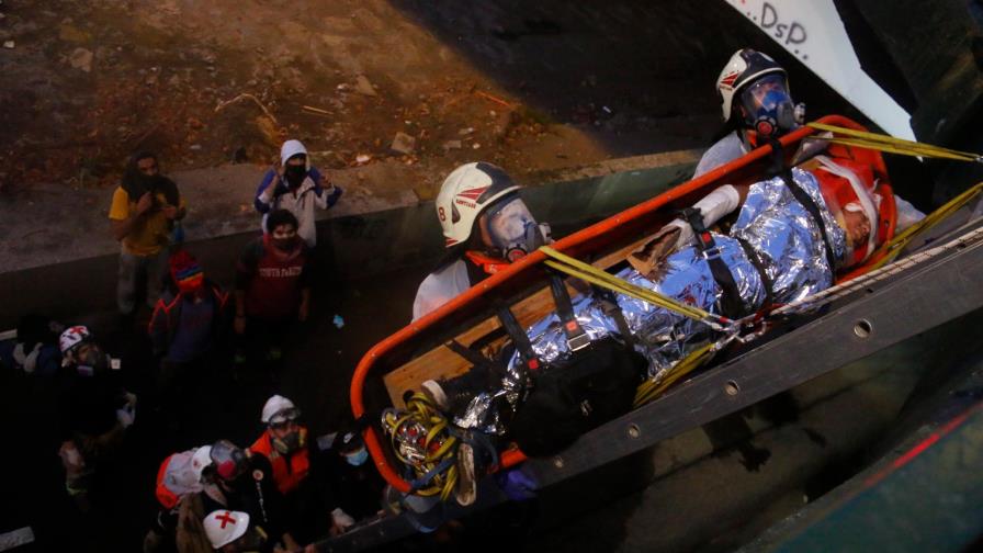 Joven cae de un puente en protestas en Santiago a casi un año de la revuelta social en Chile Joven cae de un puente en protestas en Santiago a casi un año de la revuelta social en Chile