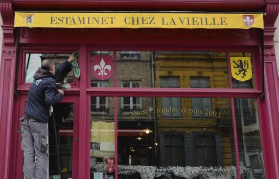 Francia reabre terrazas de cafés y restaurantes tras 6 meses