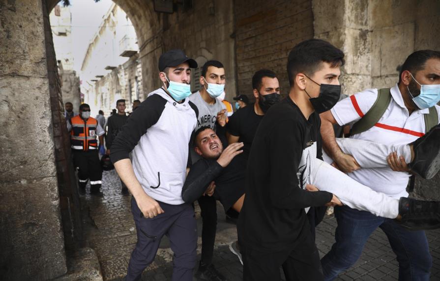 Más de 200 palestinos heridos en choques en Jerusalén