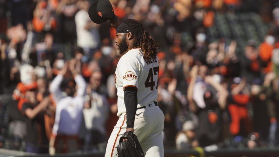 Cueto lleva a Gigantes al triunfo, en 1er juego en casa