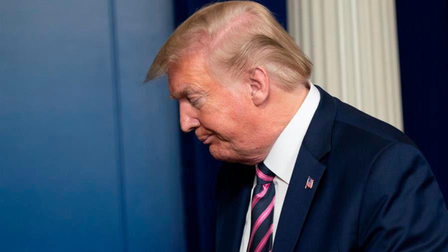 Trump se defiende en Twitter y arremete contra medios tras polémica