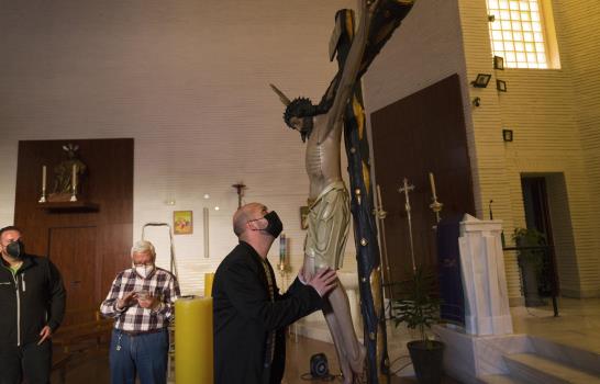 AP Fotos: Sevilla se conforma con una Semana Santa discreta