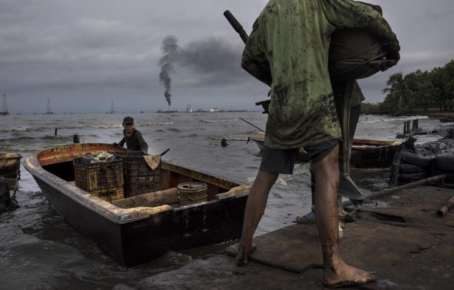 Pescan en medio de manchas de petróleo en el Lago Maracaibo