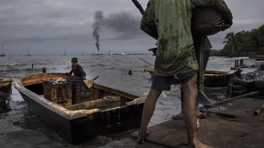 Pescan en medio de manchas de petróleo en el Lago Maracaibo