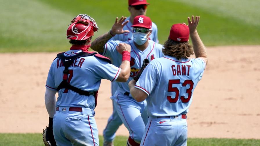 Cardenales vuelven tras brote de COVID-19; ganan en Chicago