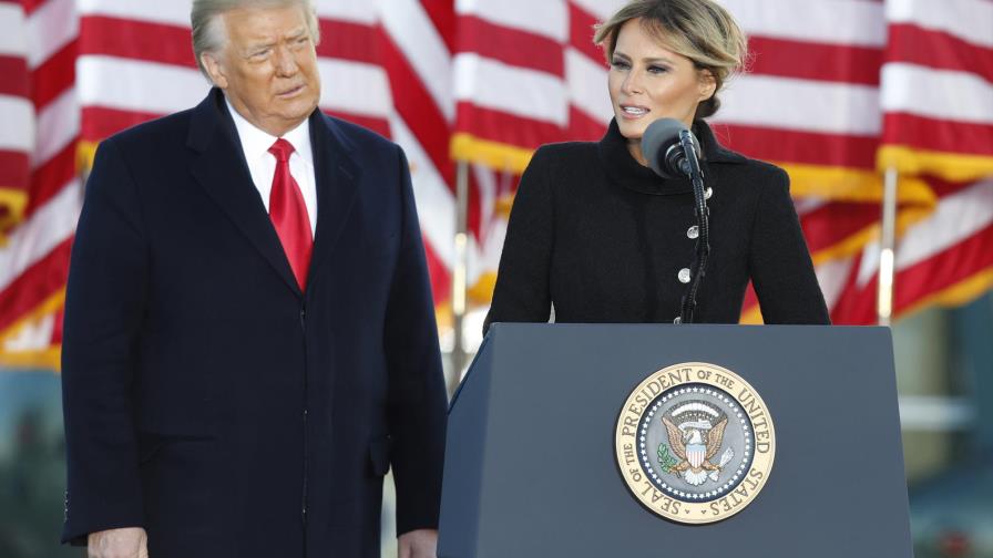 Trump dice adiós a Washington, pero insinúa regresar