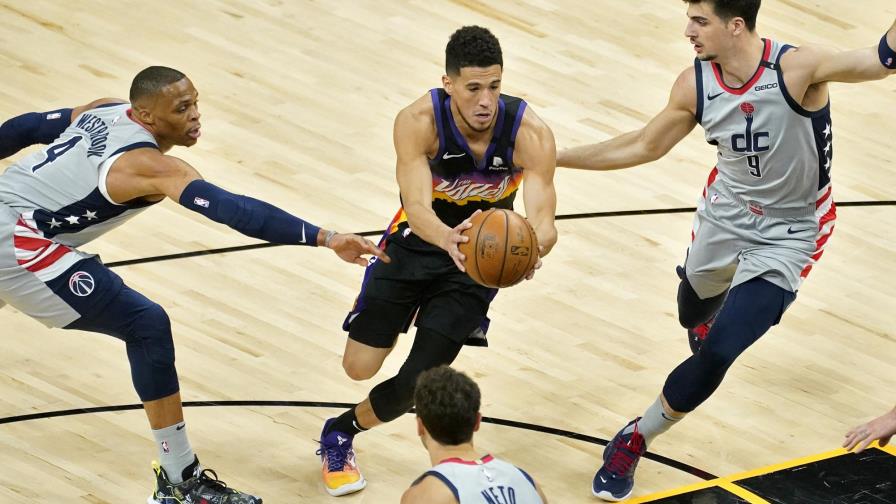 Booker suma 27 puntos en paliza de Suns ante Wizards