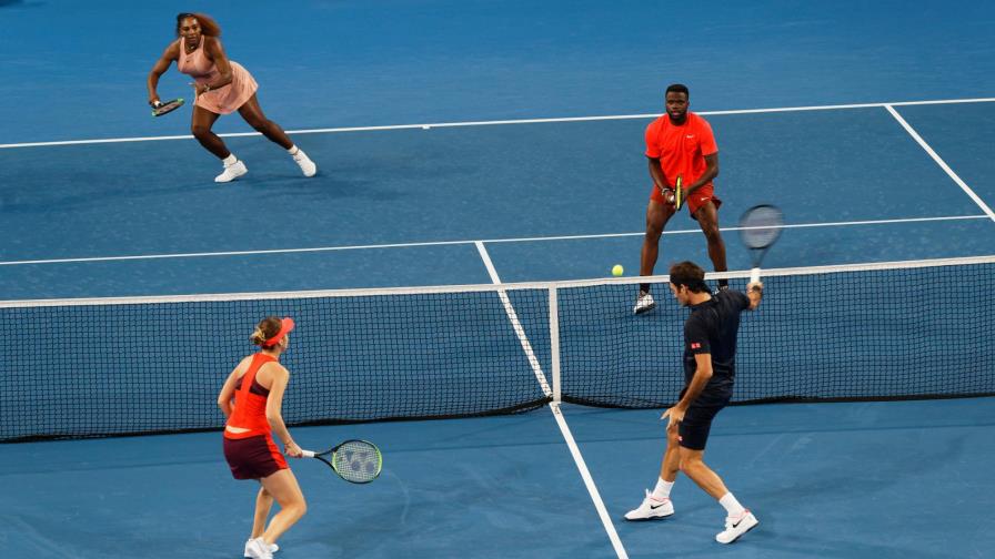 Roger Federer gana a Serena Williams en su esperado partido en la Copa Hopman