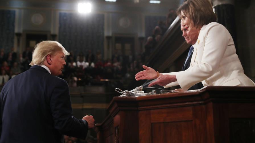 Pelosi rompe el discurso de Trump, en el podio detrás de él Pelosi rompe el discurso de Trump, en el podio detrás de él