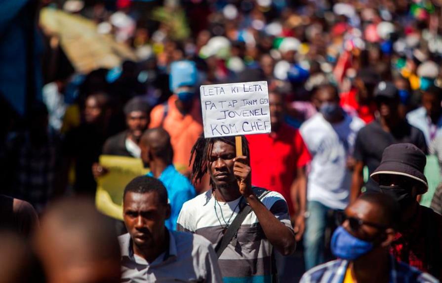 Cientos de haitianos marchan por la liberación de los policías encarcelados