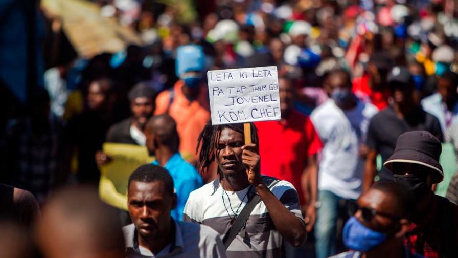 Cientos de haitianos marchan por la liberación de los policías encarcelados Cientos de haitianos marchan por la liberación de los policías encarcelados