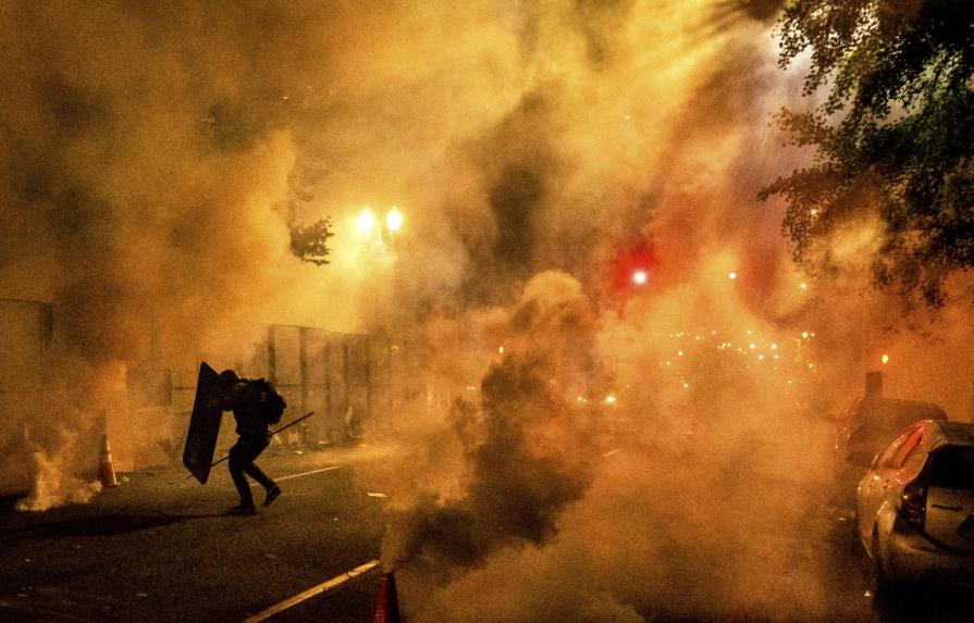 Federales usan gas lacrimógeno con manifestantes en Portland