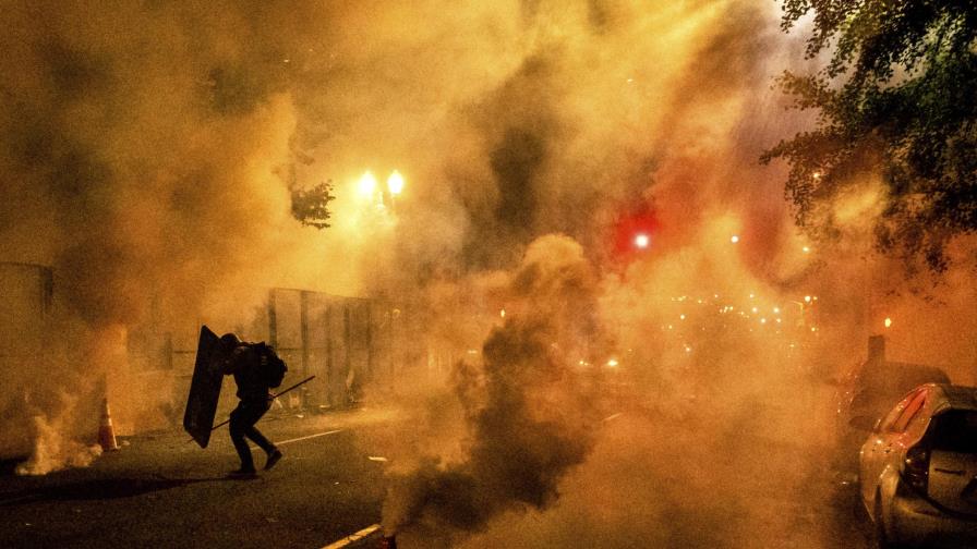 Federales usan gas lacrimógeno con manifestantes en Portland