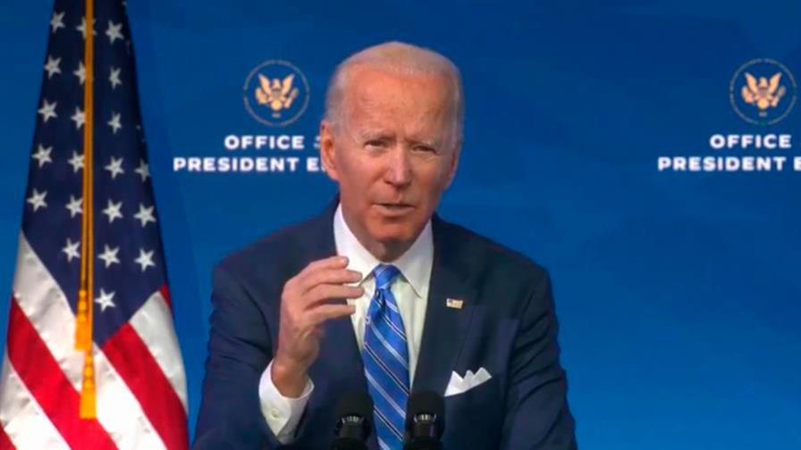 Biden anuncia plan de rescate, vacunación masiva