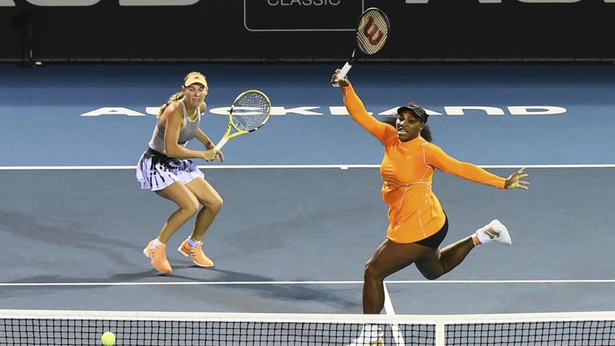 Serena Williams y Caroline Wozniacki acceden a semis en Auckland