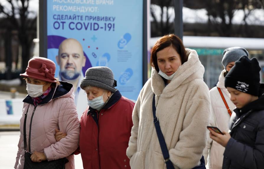 Vacunación anti-COVID marcha a paso lento en Rusia