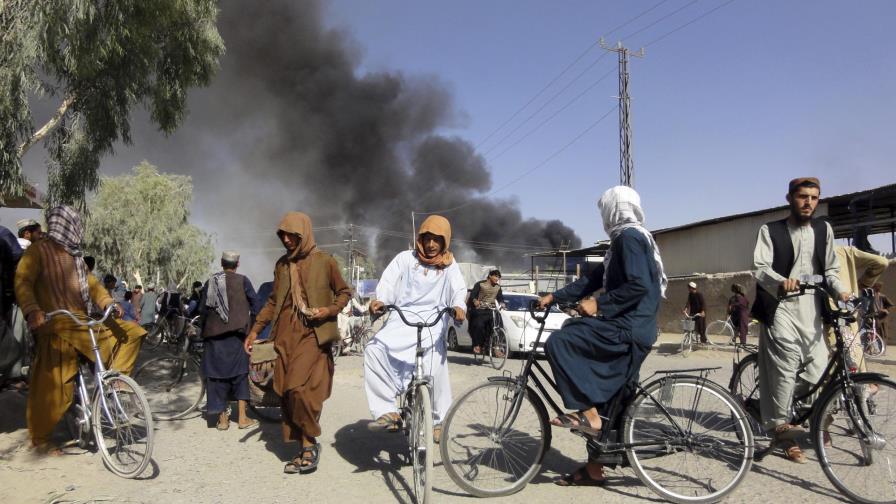 Talibán toma región cerca de Kabul, ataca ciudad norteña