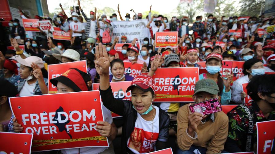 Fallece una mujer baleada durante una protesta en Myanmar