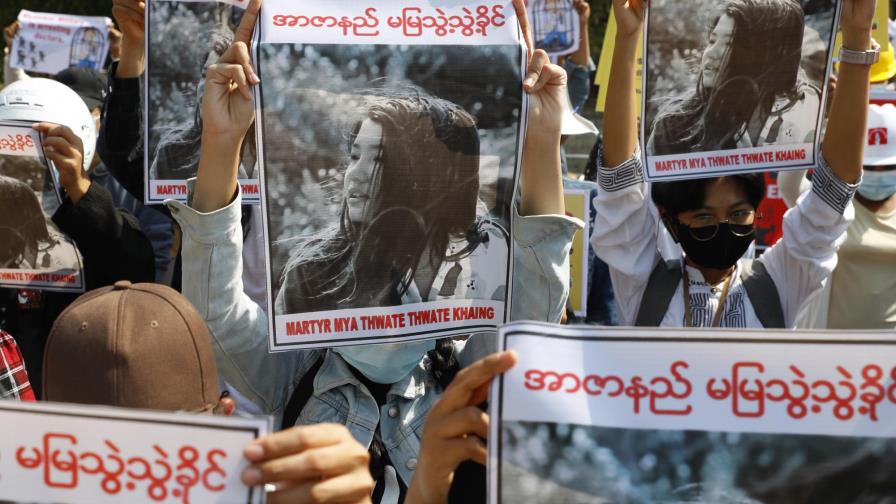 Fallece una mujer baleada durante una protesta en Myanmar