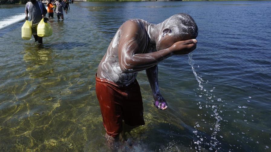 Miles de migrantes haitianos acampan bajo puente en Texas Miles de migrantes haitianos acampan bajo puente en Texas