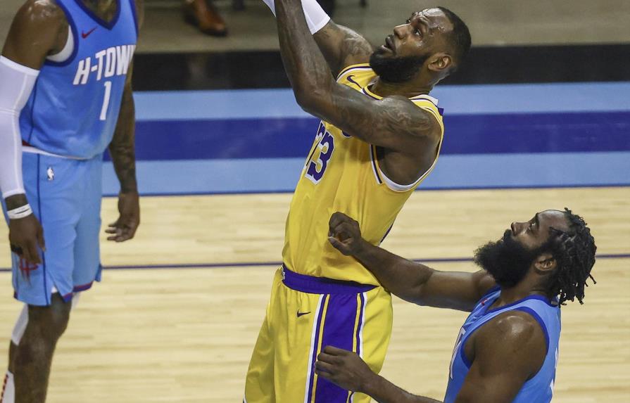 VIDEO | Los Lakers propinan otra paliza a los Rockets y siguen invictos a domicilio