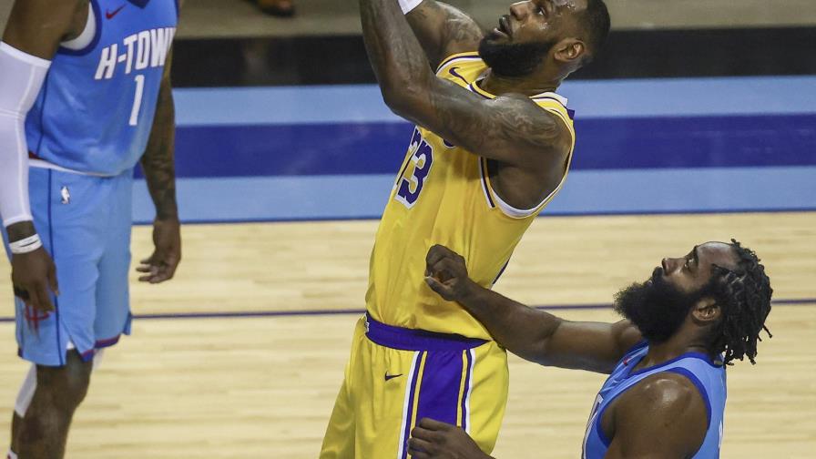 VIDEO | Los Lakers propinan otra paliza a los Rockets y siguen invictos a domicilio