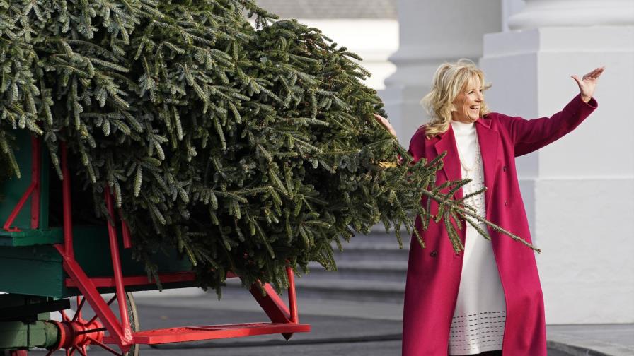 Los Biden inauguran temporada navideña con un enorme árbol