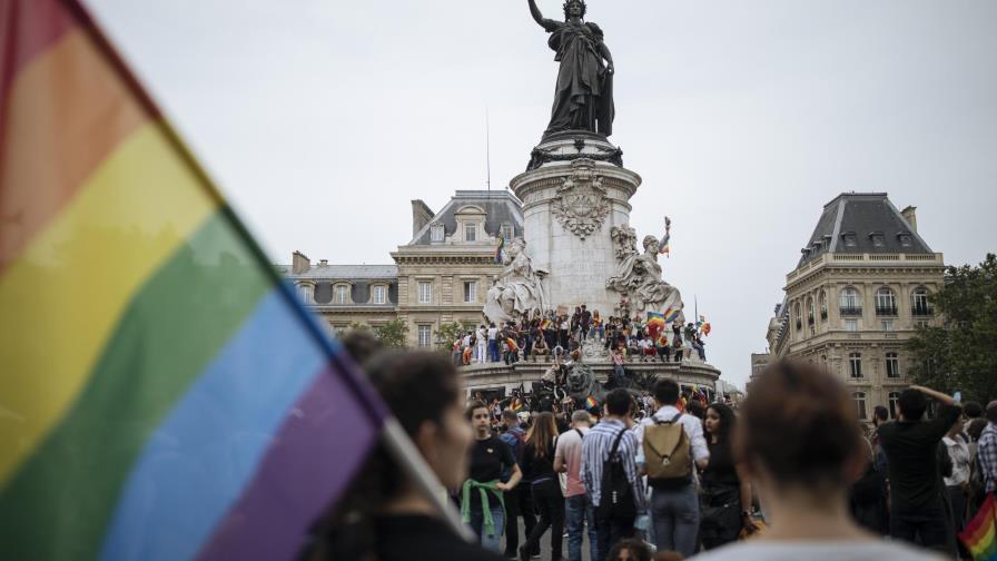 Miles acuden a desfile gay en París; lo bloquean en Turquía