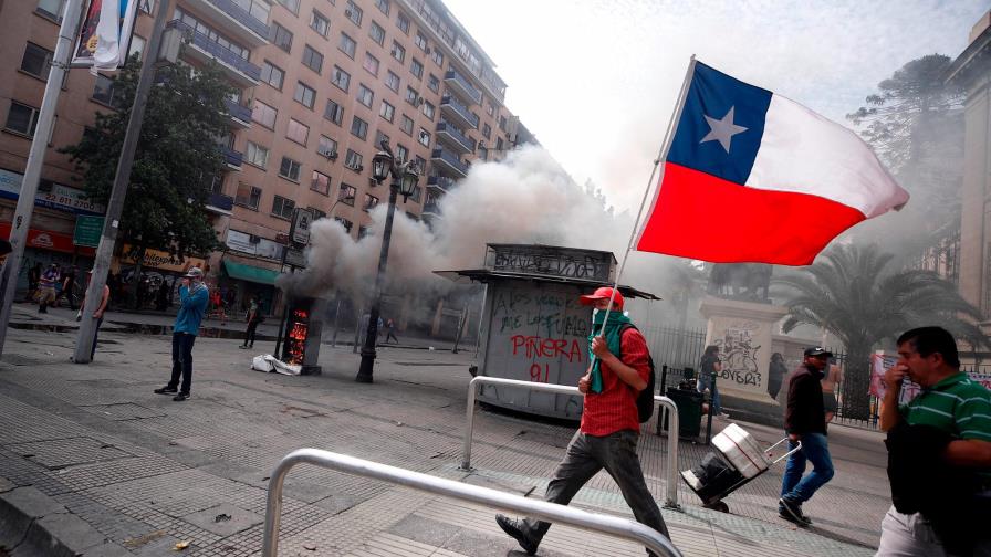 Chile sale a la calle en sexto día de protestas para pedir renuncia de Piñera Chile sale a la calle en sexto día de protestas para pedir renuncia de Piñera