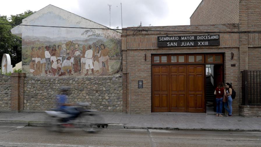 Piden captura por abuso de obispo argentino cercano al papa
