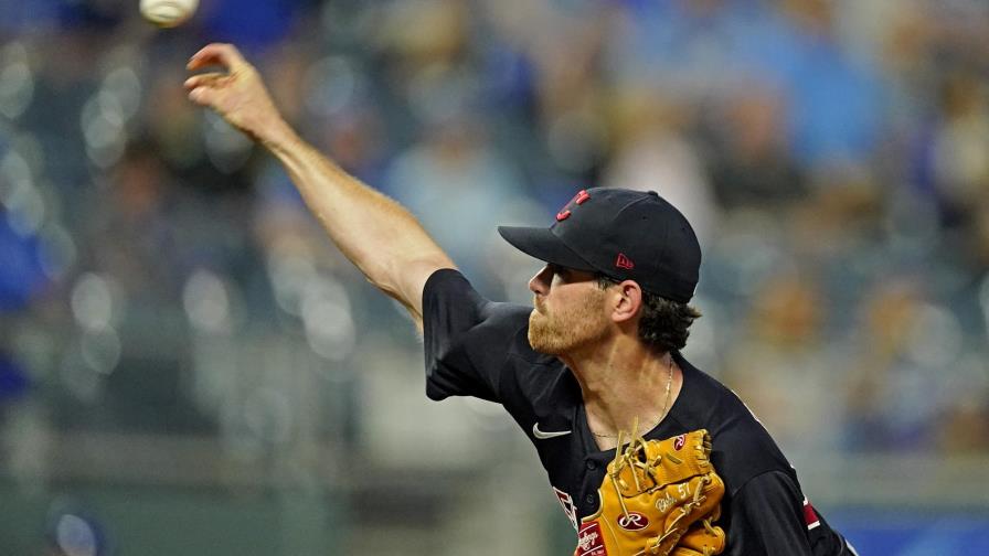 Bieber luce en 3 innings; Indios evitan barrida ante Reales