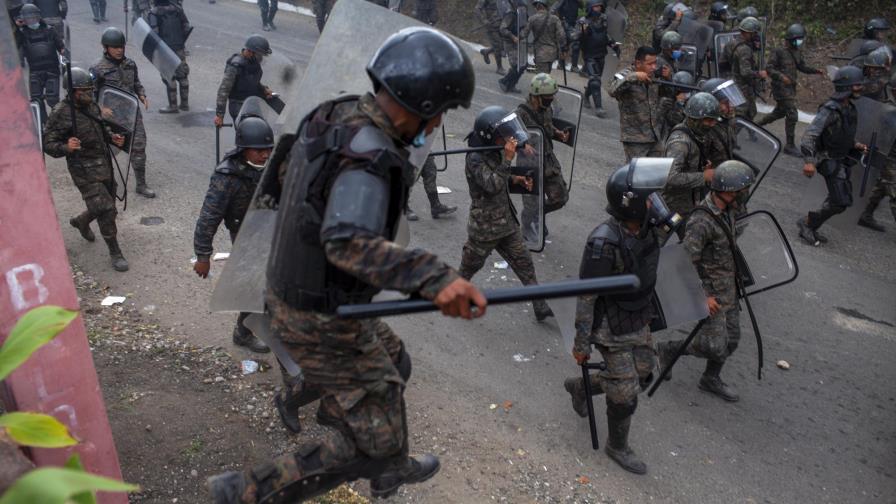 Guatemala dispersa caravana de migrantes hondureños Guatemala dispersa caravana de migrantes hondureños