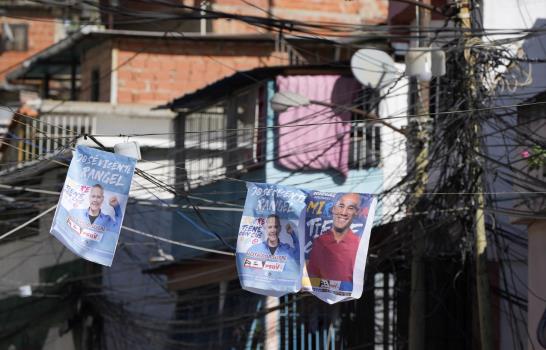 Venezolanos acuden a votar bajo el escrutinio internacional Venezolanos acuden a votar bajo el escrutinio internacional