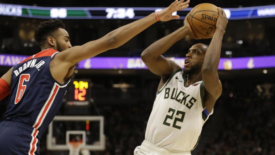 Khris Middleton brilla con 51 puntos; Bucks arrollan sin Giannis