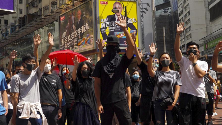 Lideresa de Hong Kong busca prohibir máscaras en protestas