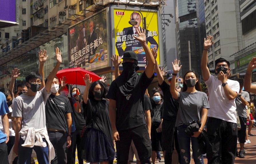 Hong Kong: protestas desafían prohibición de usar máscaras
