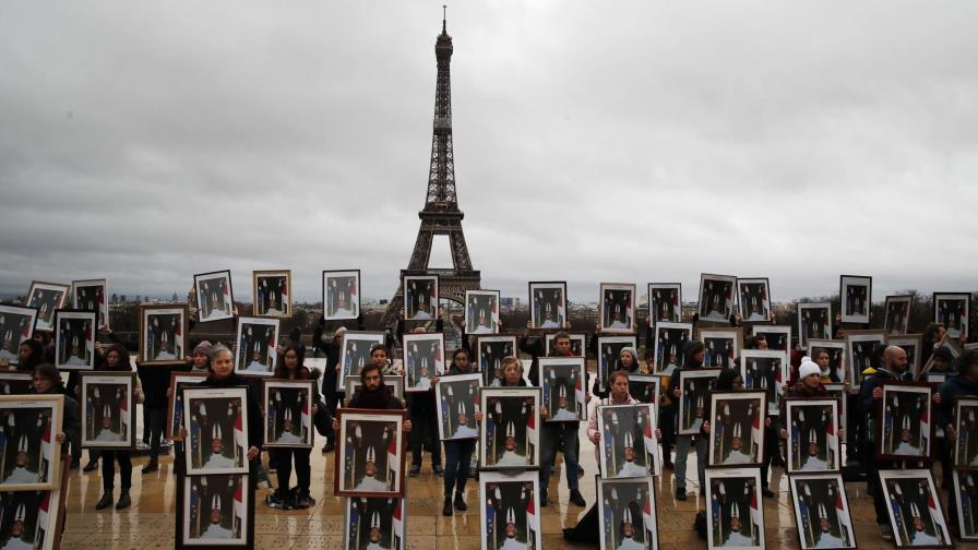 Activistas franceses usan fotos de Macron para exigir cambio Activistas franceses usan fotos de Macron para exigir cambio