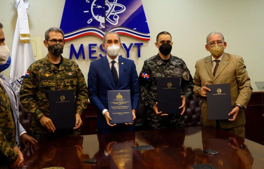 Ministerio de Defensa y Policía reciben 50 becas del Mescyt