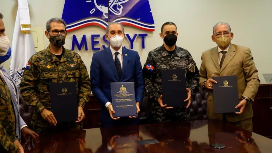 Ministerio de Defensa y Policía reciben 50 becas del Mescyt