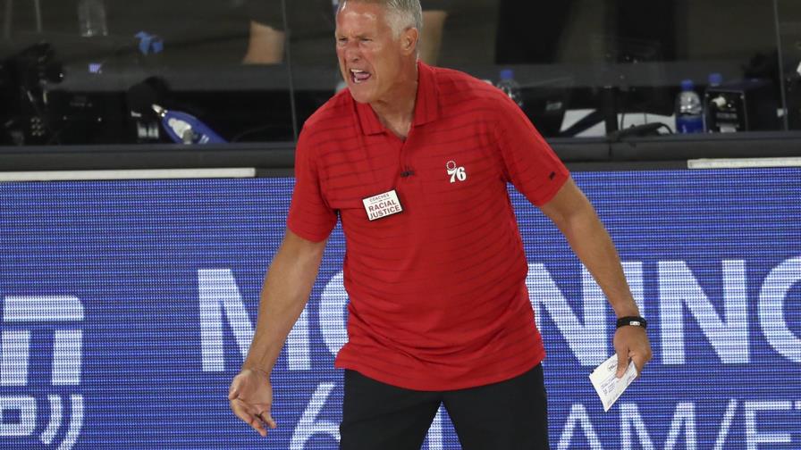 Los 76ers despiden al entrenador Brett Brown tras barrida Los 76ers despiden al entrenador Brett Brown tras barrida